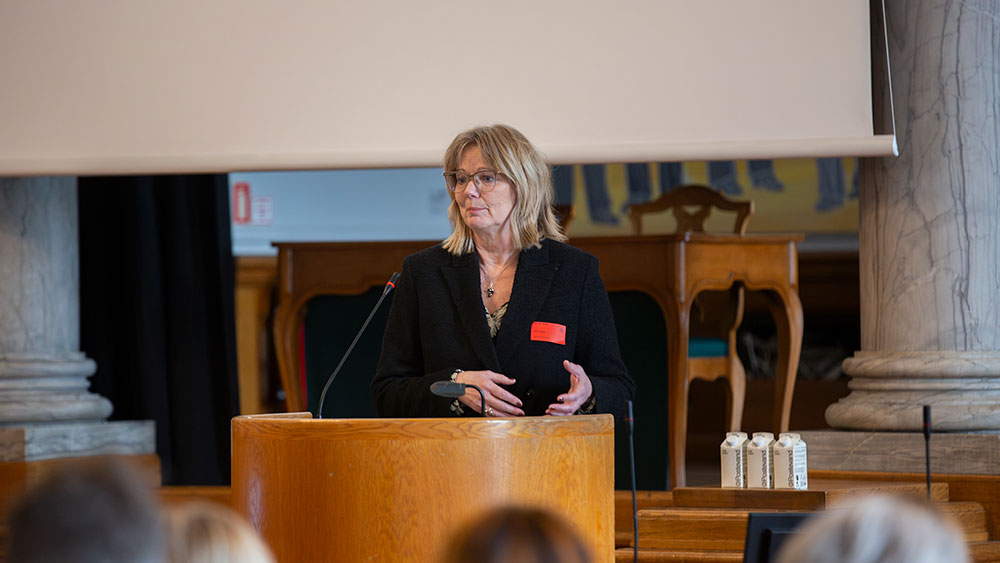 Formanden for DFKF på talerstolen inde på Christiansborg.